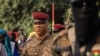 Le capitaine Ibrahim Traoré, nouveau président du Burkina Faso, quitte la cérémonie du 35e anniversaire de l'assassinat de Thomas Sankara, à Ouagadougou, le 15 octobre 2022.