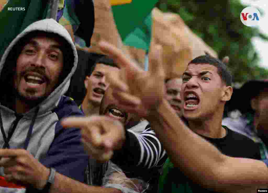 Simpatizantes del presidente de Brasil, Jair Bolsonaro, reaccionan tras ver su discurso en Itaborai, en el estado de Río de Janeiro, Brasil, el 1 de noviembre de 2022.&nbsp;