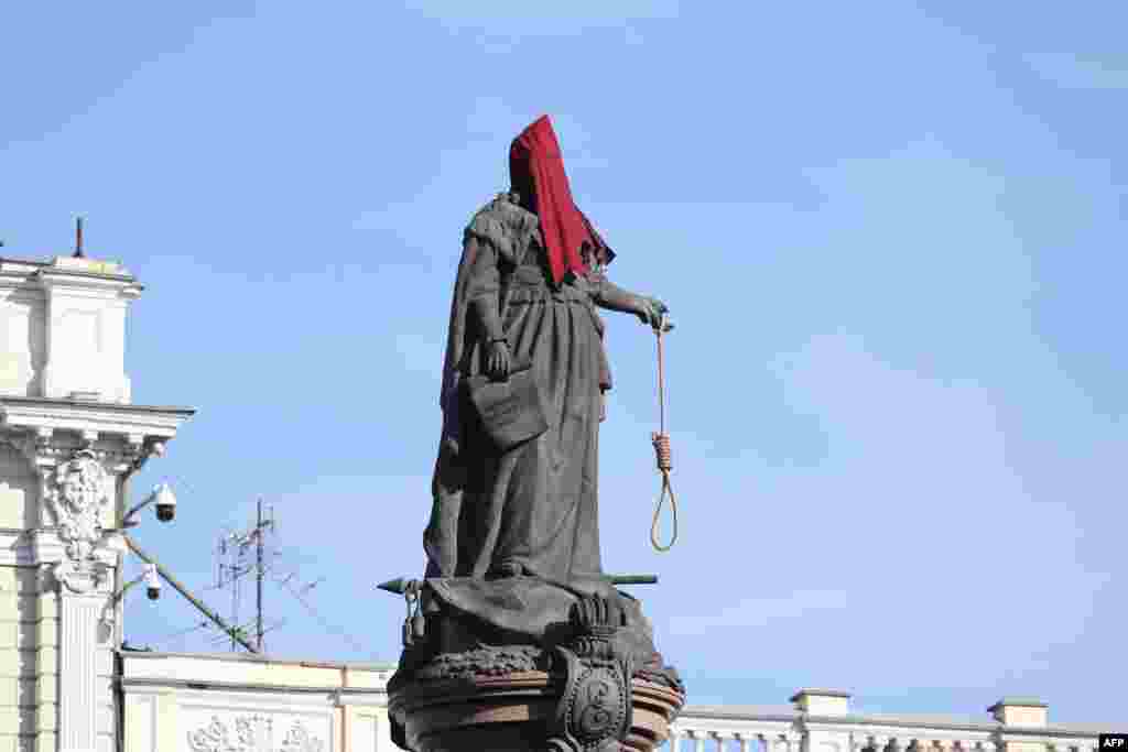 Rossiya imperatori Yekaterina sharafiga qo'yilgan haykal jallod obraziga aylantirildi. Odessa, Ukraina.