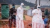 Des médecins travaillent dans un centre d'isolement avec des patients suspects d'Ebola à Mubende, en Ouganda, le 27 octobre 2022.