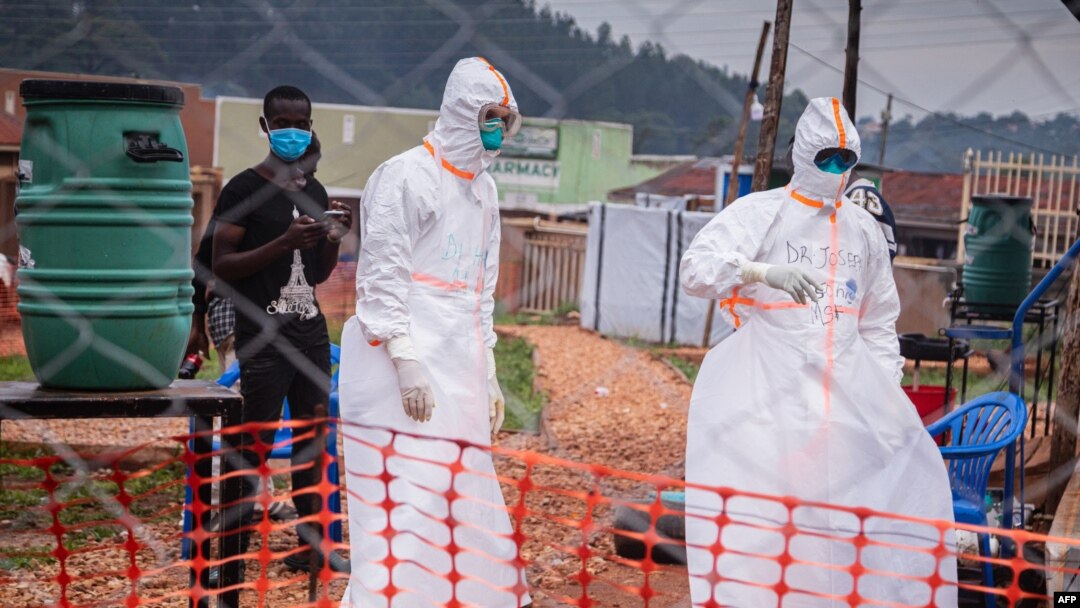 Abaganga bari mu kibanza cashizwemwo abakekwa kuba baranduye Ebola i Mubende, muri Uganda, kw'itariki ya 27/10/2022