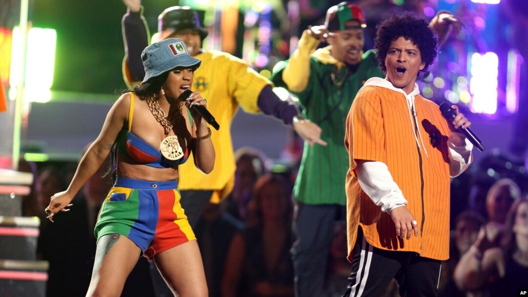 Bruno Mars dan Cardi B menyanyikan "Finesse" pada Grammy Awards ke-60 di Madison Square Garden di New York, 28 Januari 2018.