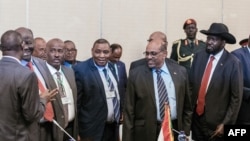 Le président soudanais Omar al-Bashir et le président sud-soudanais Salva Kiir lors du 32ème Sommet extraordinaire de l'Autorité intergouvernementale pour le développement (IGAD) à Addis Abeba le 21 juin 2018. 