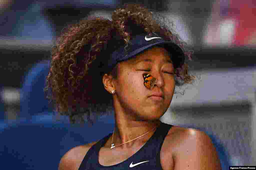 Una mariposa se posa en el rostro de la tenista Naomi Osaka, mientras juega una partida en el Open de Australia, en Melbourne, el 12 de febrero de 2021.