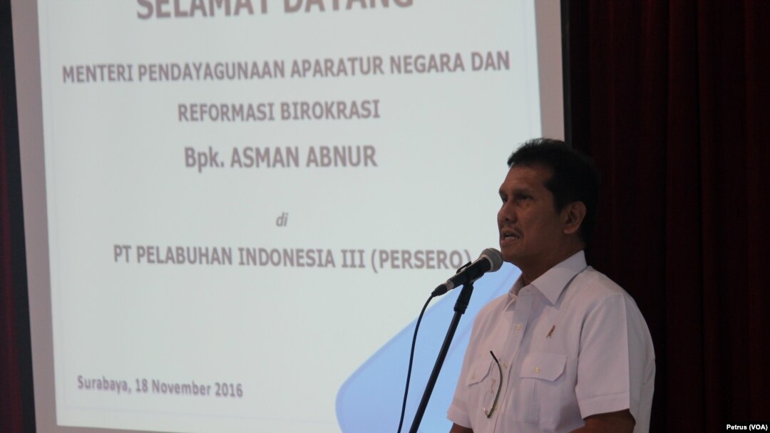 Menteri Pendayagunaan Aparatur Negara dan Reformasi Birokrasi, Asman Abnur, mengunjungi Pelabuhan Tanjung Perak terkait dwelling time (Foto: VOA/Petrus Riski).