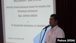 Menteri Pendayagunaan Aparatur Negara dan Reformasi Birokrasi, Asman Abnur, mengunjungi Pelabuhan Tanjung Perak terkait dwelling time (Foto: VOA/Petrus Riski).