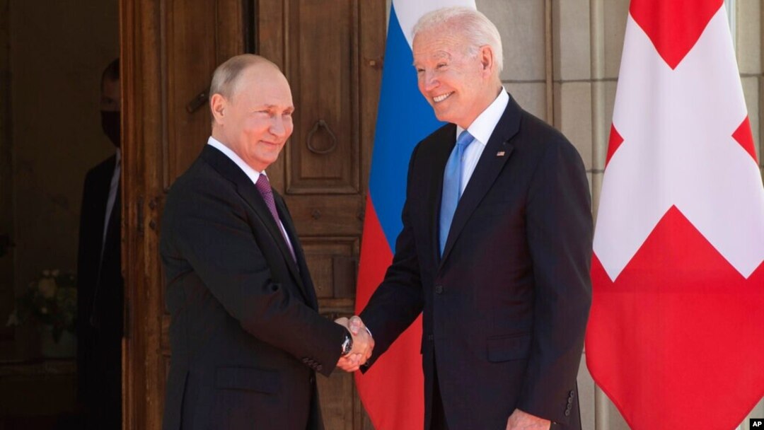 Prezida Joe Biden na Vladimir Putin basuhuzanya mbere y'ibiganiro i Geneve mu Busuwisi tariki ya 16/6/2021.(AP)