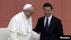 Pope Francis (L) and Mexico's President Enrique Pena Nieto participate in a ceremony at the National Palace in Mexico City, Feb. 13, 2016. 