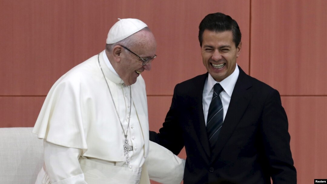 Pope Francis (L) and Mexico's President Enrique Pena Nieto participate in a ceremony at the National Palace in Mexico City, Feb. 13, 2016. 