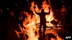 Manifestantes chocan con la policía antidisturbios durante una nueva protesta contra el gobierno del presidente colombiano Iván Duque, en Medellín el 19 de mayo de 2021.