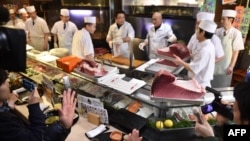 Para pelanggan sedang menunggu sajian sushi dari tuna bluefin seberat 200 kg di restoran sushi, Sushi-Zanmai, dekat pasar ikan Tsukiji di Tokyo, 5 Januari 2016.