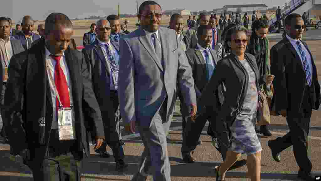 Le président éthiopien, Hailemariam Desalegn, au centre, arrive à la base aérienne de Waterkloof, à Pretoria, Afrique du Sud, samedi 13 Juin 2015, la veille du Sommet de l&#39;Unité africaine (UA).