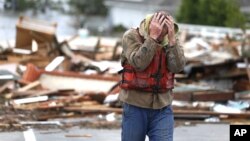 Brian Hajeski, de Brick, Nueva Jersey, se lamenta de ver lo que quedó de su casa en Mantoloking Bridge, la mañana después de la supertormenta Sandy.