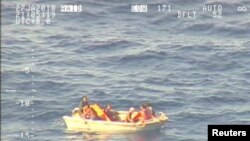 新西兰国防军发布的太平洋中部岛国基里巴斯一艘沉没轮渡的幸存者。（2018年1月27日）