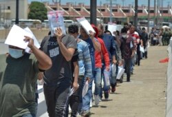 미국 국경 수비대가 지난해 7월 25일 중남미 출신 망명 신청자들을 멕시코에서 대기하도록 돌려보내고 있다.