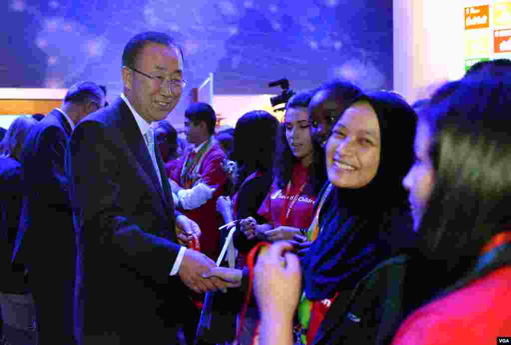 Sekretaris Jenderal PBB Ban Ki-moon bersalaman dengan aktivis remaja Indonesia Putri Gayatri, siswi SMA di Bandung yang mengangkat isu pernikahan usia anak ke PBB, di markas PBB di New York (22/9). (Foto: Save the Children).