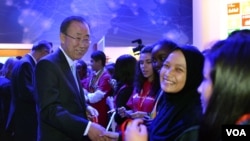 Putri Gayatri bersalaman dengan Sekjen PBB Ban Ki-moon di markas PBB di New York 22/9 (foto courtesy: Save the Children).