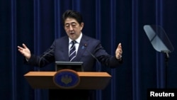 일본 참의원이 29일 2016 회계연도 예산안을 가결한 뒤 아베 신조 일본 총리가 관저에서 기자회견을 하고 있다.