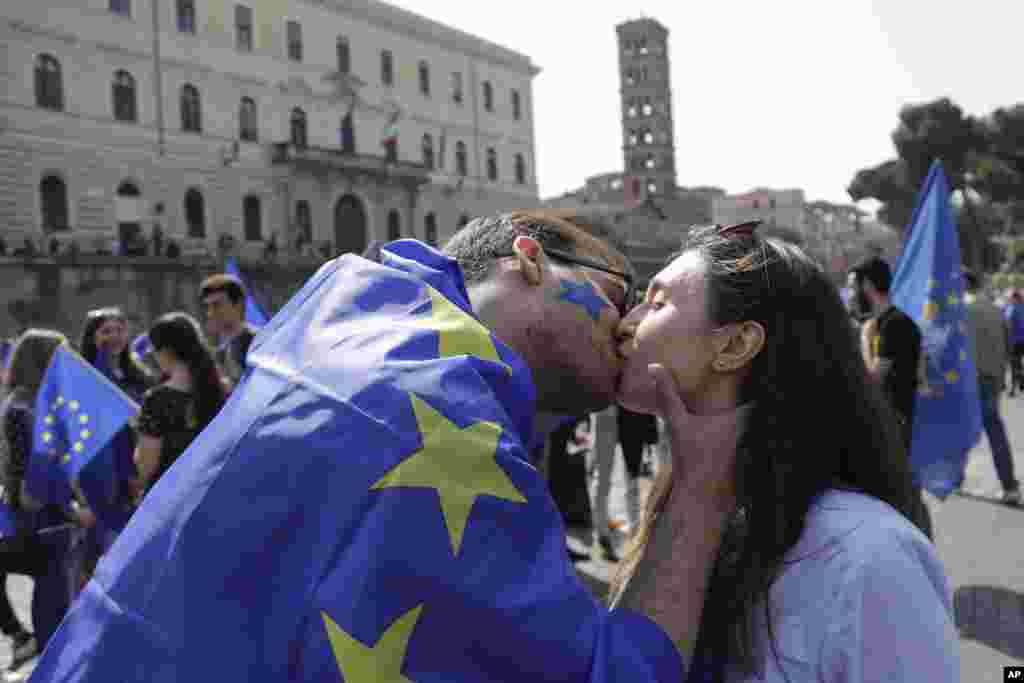 بوسه عاشقانه راهپیمایان شرکت کننده در جشن شصتمین سالگرد تاسیس اتحادیه اروپا.