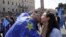 Демонстранти цілують одне одного, поки готуються взяти участь у демонстрації на підтримку Європейського Союзу в Римі в суботу, 25 березня 2017 року. У цей день лідери ЄС зібралися в Римі, щоб відзначити 60-ту річницю блоку.