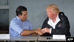 Octubre 3, 2017 - El presidente Donald Trump estrecha la mano del gobernador de Puerto Rico, Ricardo Rosselló.