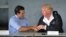 Octubre 3, 2017 - El presidente Donald Trump estrecha la mano del gobernador de Puerto Rico, Ricardo Rosselló.