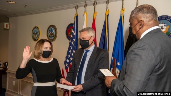 希克斯(Kathleen Hicks，左)2021年2月9日宣誓就任国防部副部长（美国国防部照片）