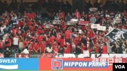 香港足球迷在香港隊與黎巴嫩隊比賽時噓哄中國國歌。（資料照片） 
