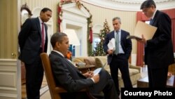奥巴马12月17日和预算管理局代理局长(中间站立者)等高级顾问谈工作