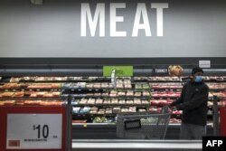 Seorang pria berbelanja daging di sebuah toko di Washington, DC (foto: dok). Empat perusahaan terbesar menguasai 85% pasar daging sapi di AS.
