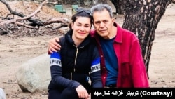 غزاله شارمهد در کنار پدرش جمشید شارمهد