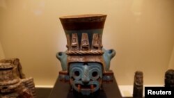 Artefak pra-Hispanik bernama Tlaloc, yang berarti dewa badai, ditampilkan dalam sebuah eksebisi di Museum Arkeologi Meksiko, di Meksiko City, pada 3 November 2017. (Foto: Reuters/Henry Romero)