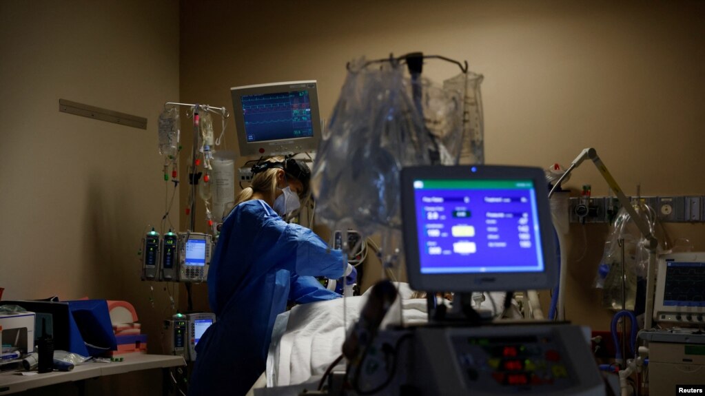 资料照片：在加州米申维耶霍的普罗维登斯教会医院,医疗人员在加护病房救治一名COVID-19患者。(2022年1月25日)(photo:VOA)
