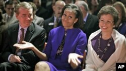 La primera dama Michelle Obama reacciona al pedido de disculpas de su esposo por no celebrar el día miércoles su aniversario de bodas, durante el debate del miércoles en Colorado.
