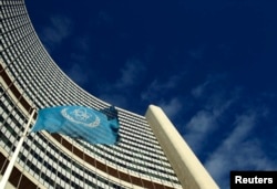 Bendera Badan Energi Atom Internasional (IAEA) berkibar di depan kantor pusatnya saat rapat dewan gubernur di Wina, 28 November 2013. (Foto: Reuters)