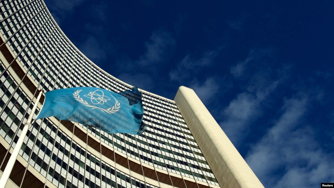 Bendera Badan Energi Atom Internasional (IAEA) berkibar di depan kantor pusat Badan PBB tersebut di Vienna, 28 November 2013 (Foto: dok). 