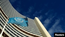 Bendera Badan Energi Atom Internasional (IAEA) berkibar di depan kantor pusat Badan PBB tersebut di Vienna, 28 November 2013 (Foto: dok). 