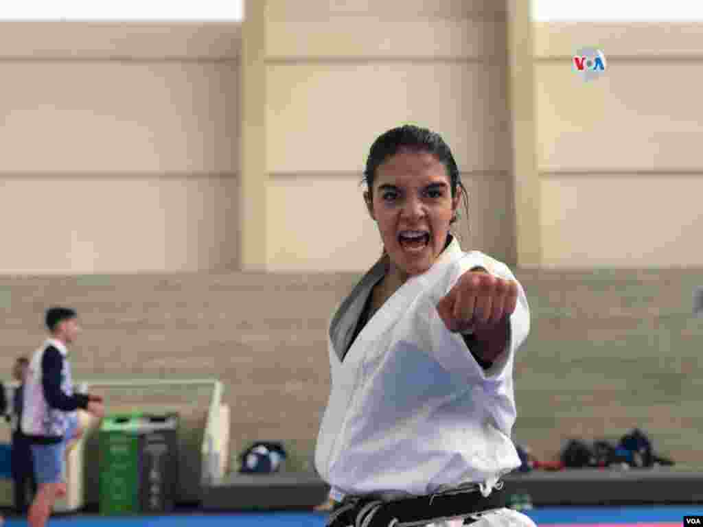 La karateca venezolana Marián Cuero, dijo a la Voz de América que toda su familia vive fuera de Venezuela, pero ella optó por quedarse en Caracas. En la foto, Cuero entrena en Lima, Perú, durante los Juegos Panamericanos 2019.
