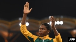 Caster Semenya pose après avoir décroché la médaille d’or à la finale du 800 m aux Jeux du Commonwealth, Gold Coast, 13 avril 2018.