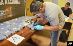 Un policía argentino abre un paquete de cocaína encontrado en un anexo de la Embajada de Rusia en Buenos Aires. La foto, tomada el 14 de diciembre de 2016, fue proporcionada por el Ministerio de Seguridad de Argentina el 22 de febrero de 2018.