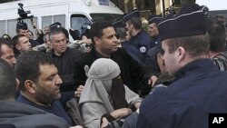 Француската полиција казнила жена за кршење на забраната за носење вел