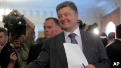 Poroshenko ha expresado su voluntad de mejorar las relaciones con Rusia, pero el domingo insistió que esas discusiones también tendrían que involucrar a la demanda territorial de Ucrania de Crimea.