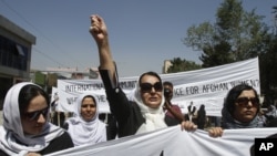 Para aktivis di Afghanistan, sebagian besar perempuan, melakukan unjuk rasa di Kabul, menentang kekerasan terhadap perempuan di Afghanistan (11/7).