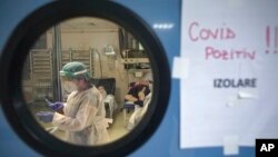 Arhiva - Zdravstvena radnica priprema dozu injekcije u Univerzitetskoj bolnici za hitne slučajeve u Bukureštu, Rumunija, 8. novembra 2021.
