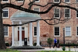 Mahasiswa memindahkan barang bawaan di University of North Carolina di Chapel Hill, 18 Maret 2020. (Foto: AP)