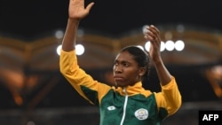 Caster Semenya après avoir décroché la médaille d’or à la finale du 800 m féminin des Jeux du Commonwealth sur la Gold Coast, 13 avril 2018.