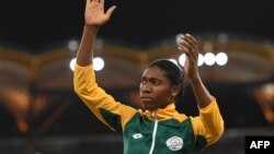 Caster Semenya sur le podium après avoir décroché la médaille d’or à la finale du 800 m féminin d'athlétisme des Jeux du Commonwealth au stade de Carrara sur la Gold Coast, 13 avril 2018.