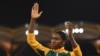 Caster Semenya pose sur le podium après avoir décroché la médaille d’or à la finale du 800 m d'athlétisme des Jeux du Commonwealth de 2018 au stade de Carrara sur la Gold Coast, 13 avril 2018.