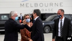토니 블링컨(가운데) 미 국무장관이 9일 호주 멜버른에 도착해 외교당국자의 영접을 받고 있다. 