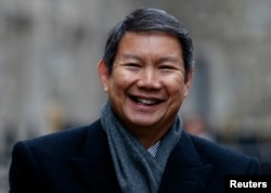 Hashim Djojohadikusumo meninggalkan kantor setelah rapat pemegang saham Bumi di London, 21 Februari 2013. (Foto: Reuters)